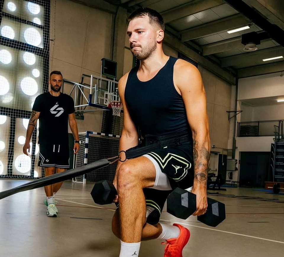 九游娱乐-莱万多夫斯基焦点对战，东契奇与90激战独行侠分钟，战术调整胜负难料！的简单介绍